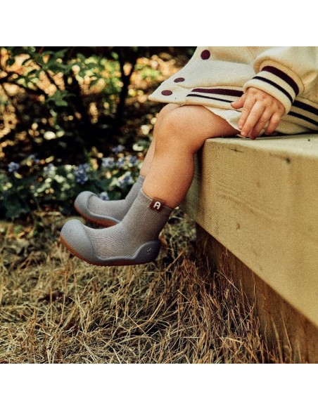 Attipas Label grey, suela bicolor.