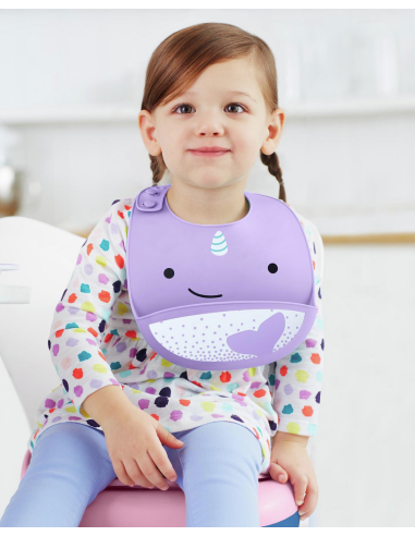 Babero de silicona pez espada. Skip hop