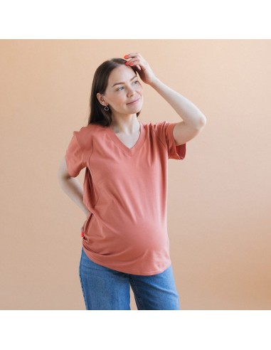 Camiseta premamá y lactancia, cuello pico terracota. Love and Carry