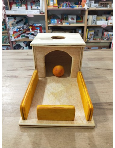 Caja de permanencia Montessori con rampa.