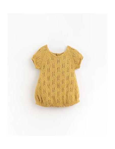 Mono de punto con botones de coco. Play up.