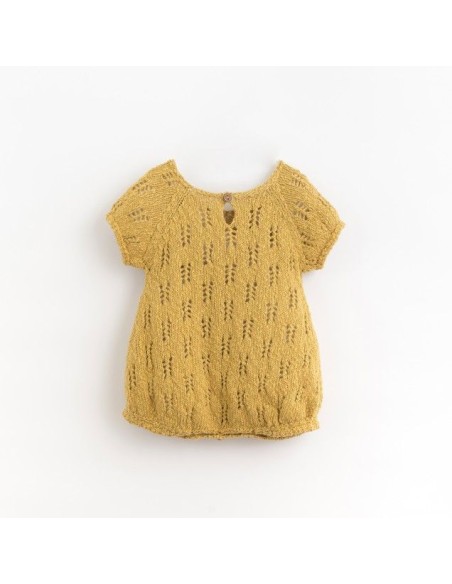 Mono de punto con botones de coco. Play up.