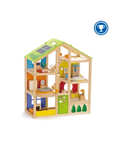 Gran casa de madera con muebles. Hape